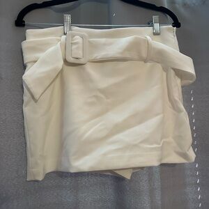 Elegant White Mini Skirt